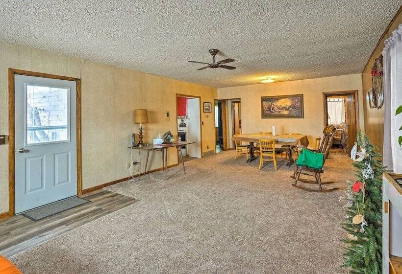 Charming  Corral Creek Ranch House  In Circle