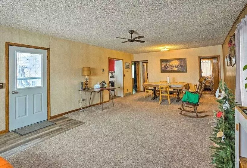 Charming  Corral Creek Ranch House  In Circle