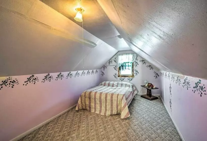 Charming  Corral Creek Ranch House  In Circle