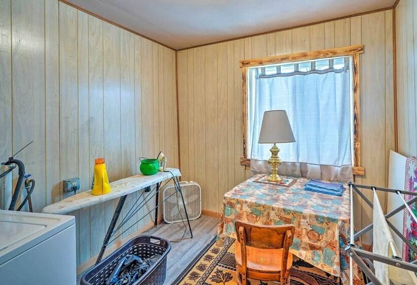 Charming  Corral Creek Ranch House  In Circle