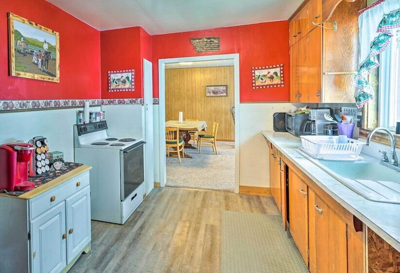 Charming  Corral Creek Ranch House  In Circle