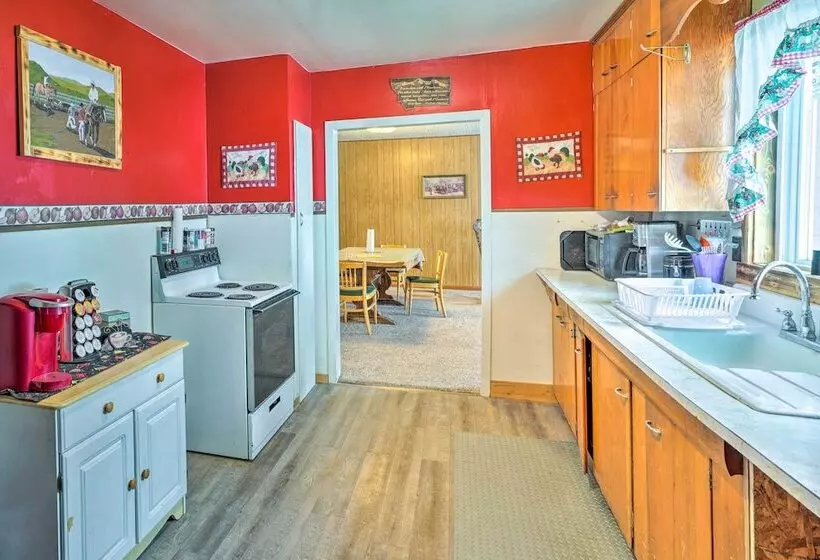 Charming  Corral Creek Ranch House  In Circle