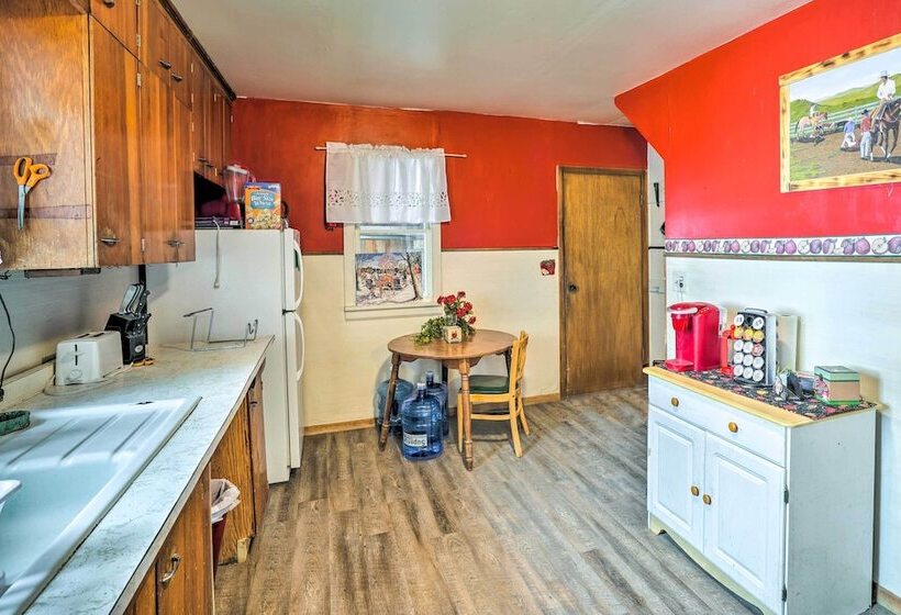 Charming  Corral Creek Ranch House  In Circle