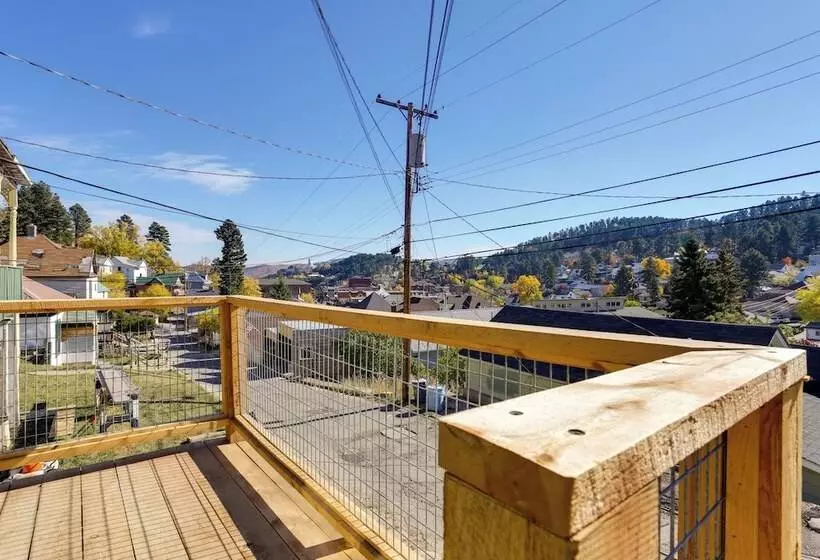 Centrally Located Mountain Getaway In Lead!