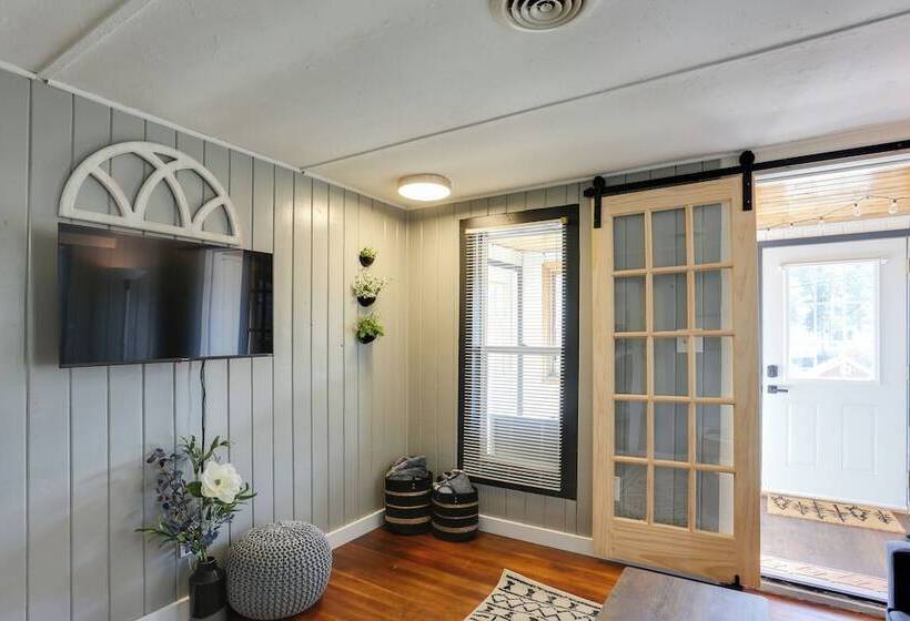 Centrally Located Mountain Getaway In Lead!