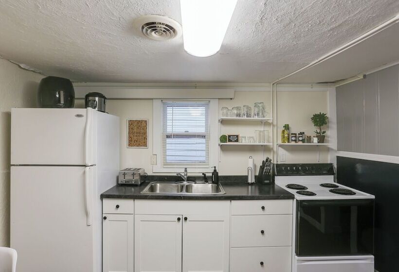 Centrally Located Mountain Getaway In Lead!