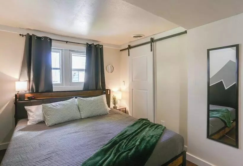 Centrally Located Mountain Getaway In Lead!