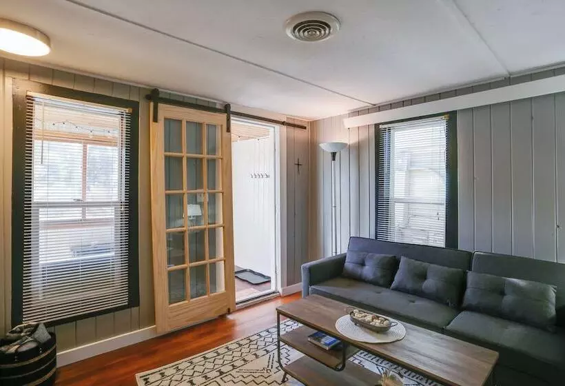 Centrally Located Mountain Getaway In Lead!