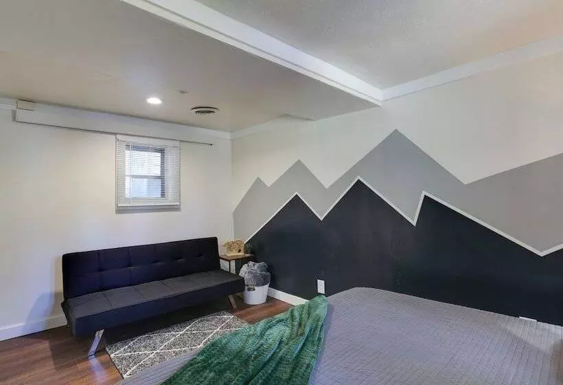 Centrally Located Mountain Getaway In Lead!