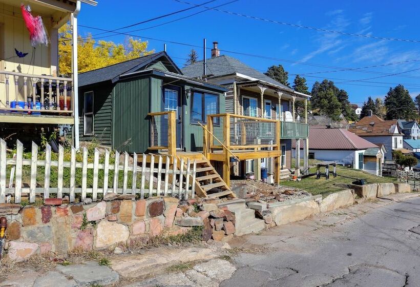 Centrally Located Mountain Getaway In Lead!
