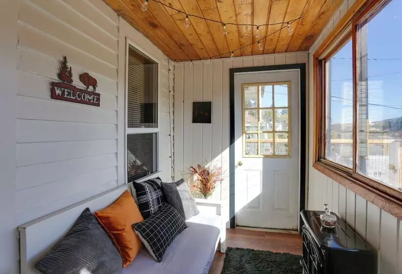 Centrally Located Mountain Getaway In Lead!