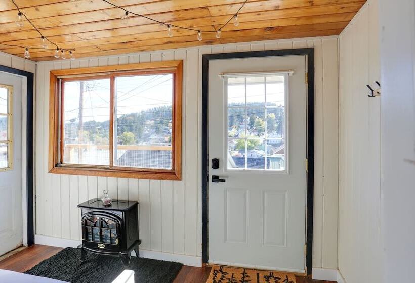 Centrally Located Mountain Getaway In Lead!