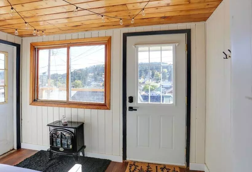 Centrally Located Mountain Getaway In Lead!