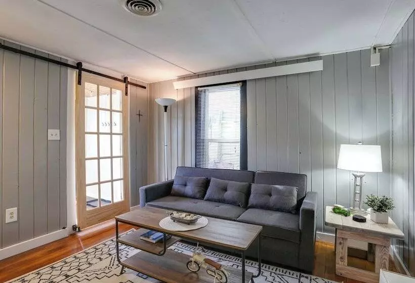 Centrally Located Mountain Getaway In Lead!