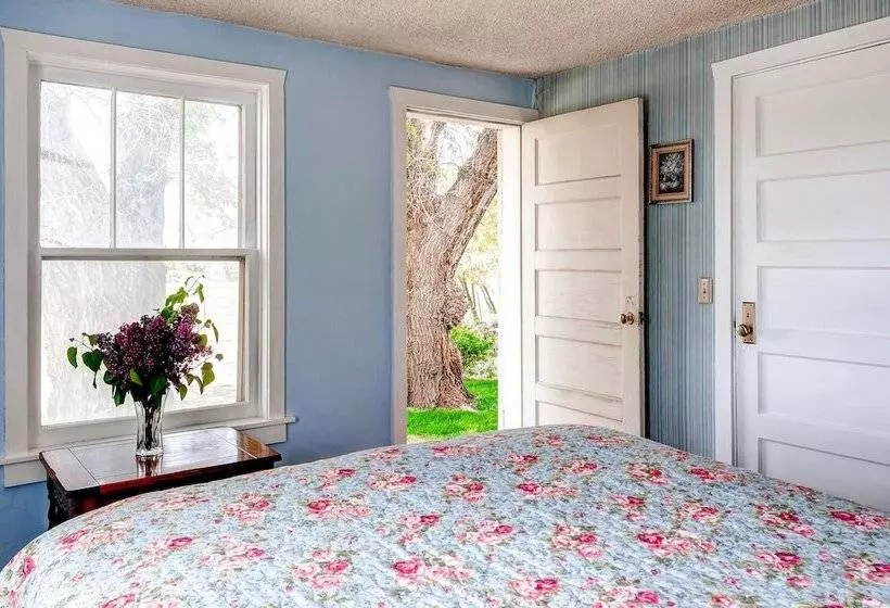 Charming Tropic Home By A Farm: Near Bryce Canyon!