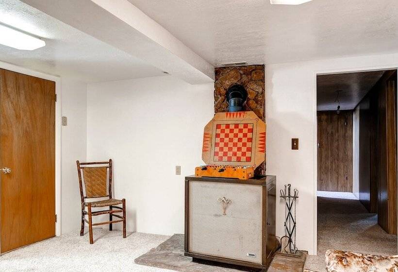 Charming Tropic Home By A Farm: Near Bryce Canyon!