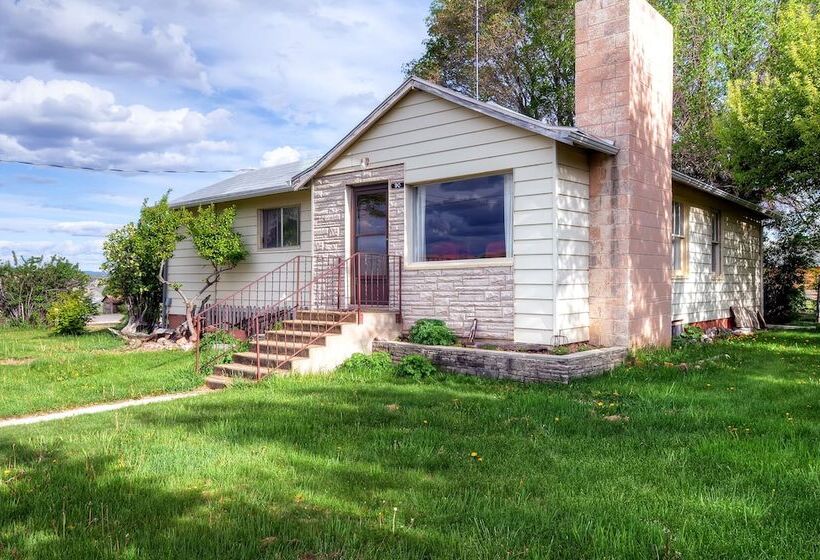Charming Tropic Home By A Farm: Near Bryce Canyon!