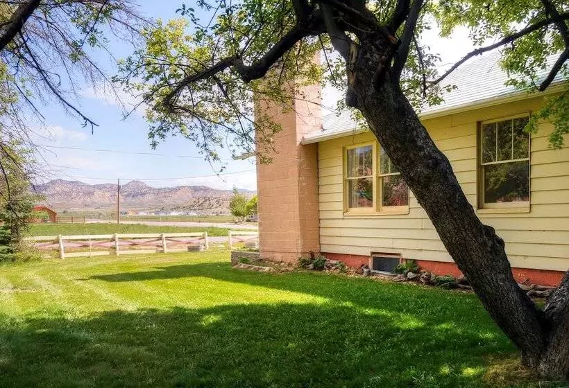 Charming Tropic Home By A Farm: Near Bryce Canyon!