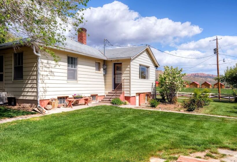 Charming Tropic Home By A Farm: Near Bryce Canyon!