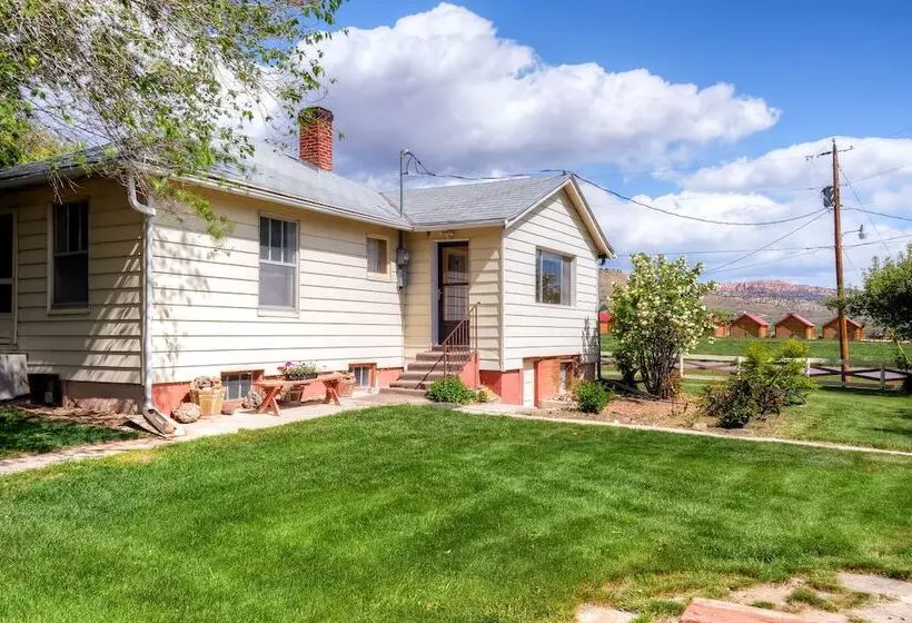 Charming Tropic Home By A Farm: Near Bryce Canyon!