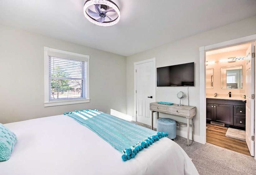 Chic Bentonville Home ~ 1 Mi From Downtown!