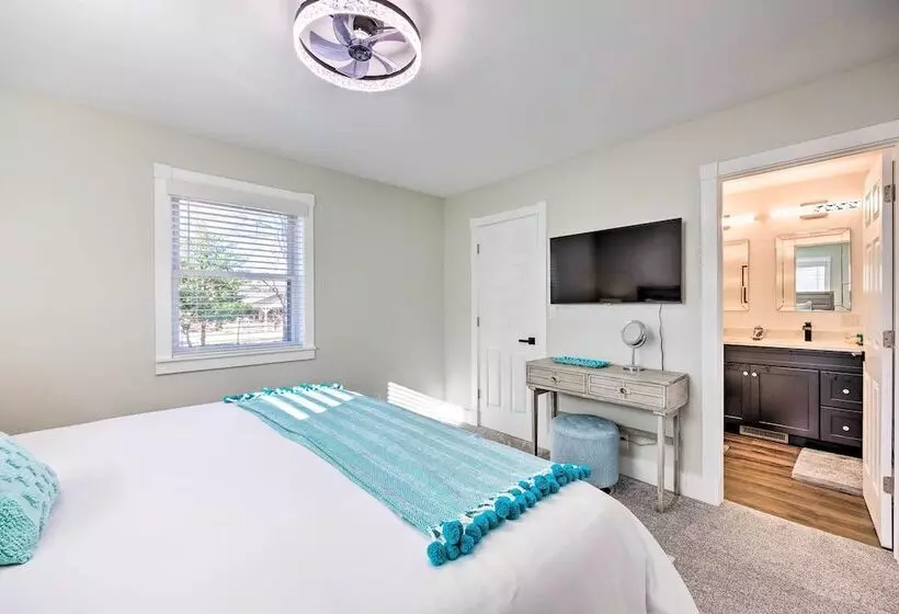 Chic Bentonville Home ~ 1 Mi From Downtown!