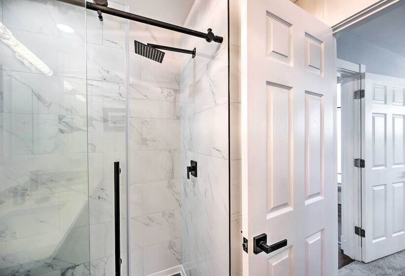 Chic Bentonville Home ~ 1 Mi From Downtown!