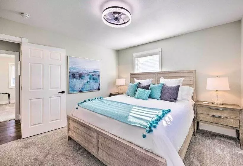 Chic Bentonville Home ~ 1 Mi From Downtown!