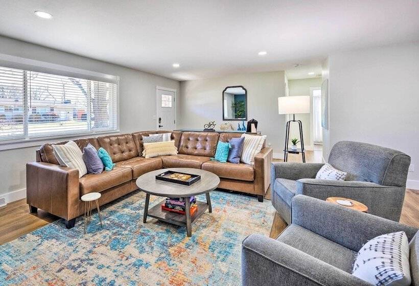 Chic Bentonville Home ~ 1 Mi From Downtown!