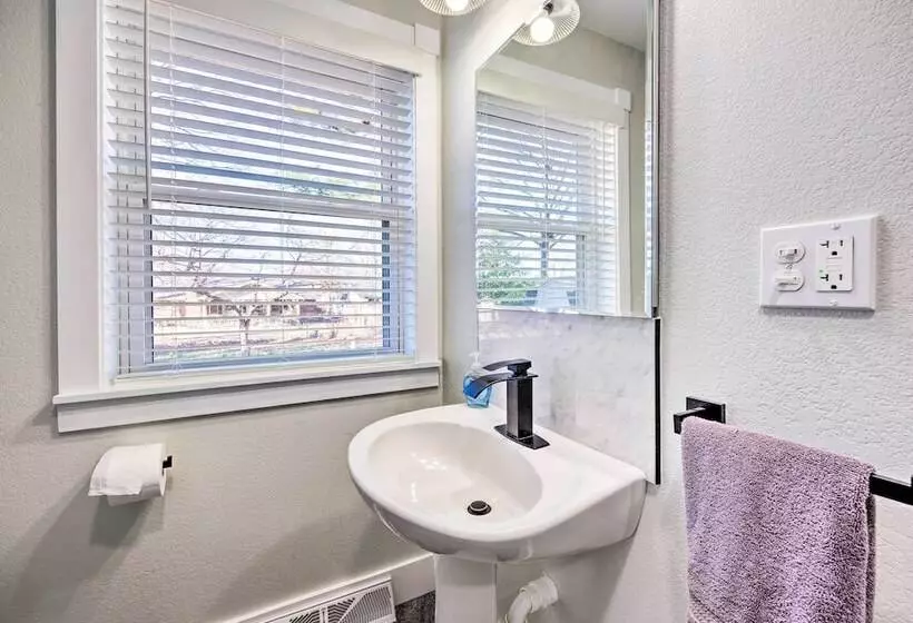 Chic Bentonville Home ~ 1 Mi From Downtown!
