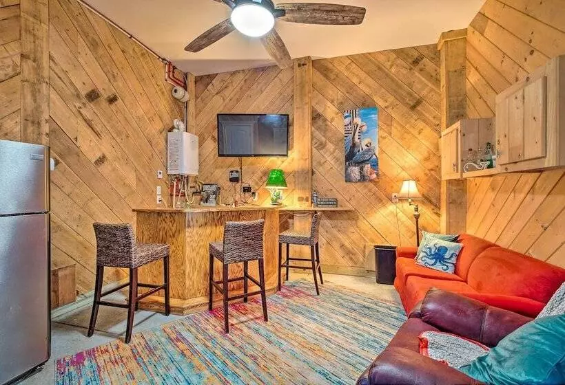 Chic Surf City Retreat W/ Pool < 1 Block To Beach!