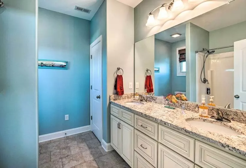 Chic Surf City Retreat W/ Pool < 1 Block To Beach!