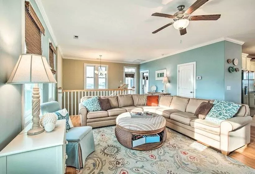 Chic Surf City Retreat W/ Pool < 1 Block To Beach!