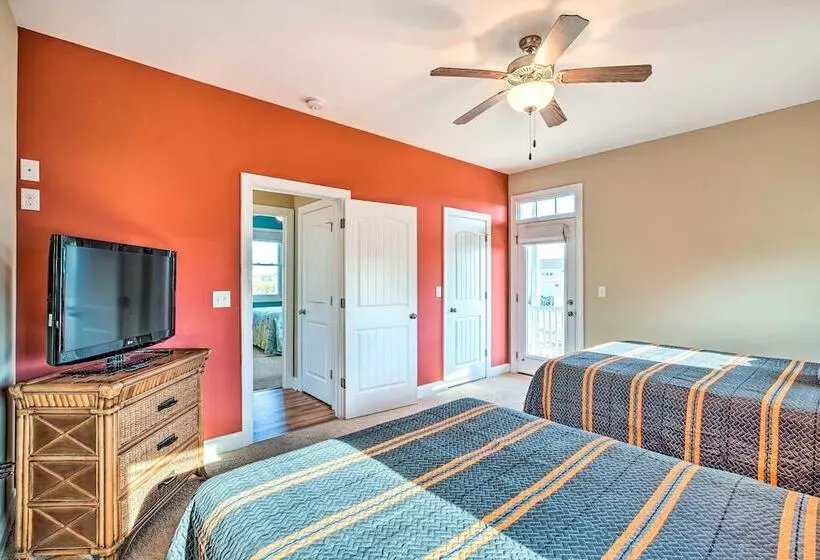 Chic Surf City Retreat W/ Pool < 1 Block To Beach!