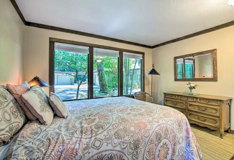 Coos Bay Cottage W/ Fireplace & Bbq Patio!