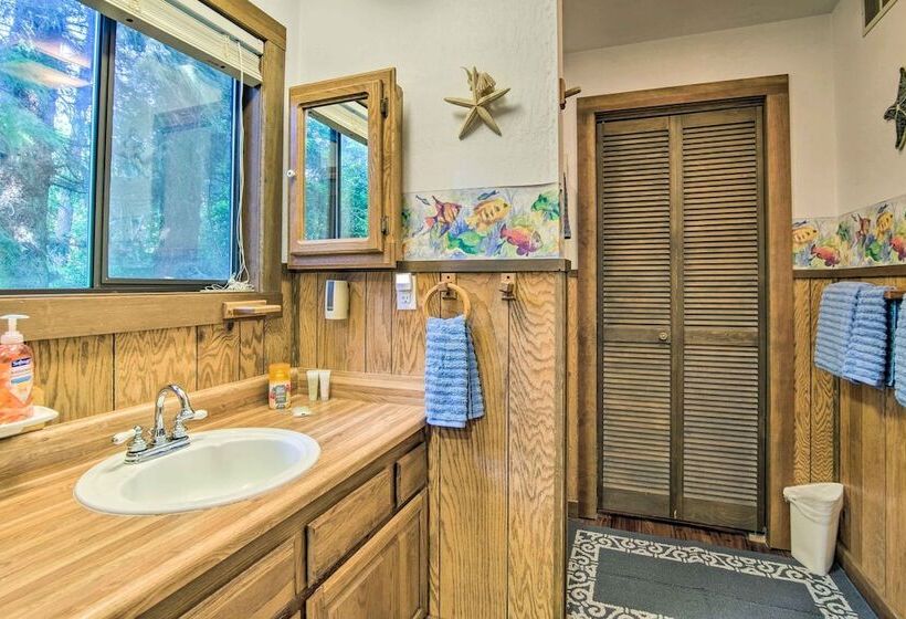 Coos Bay Cottage W/ Fireplace & Bbq Patio!