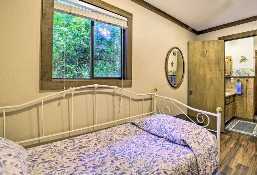 Coos Bay Cottage W/ Fireplace & Bbq Patio!