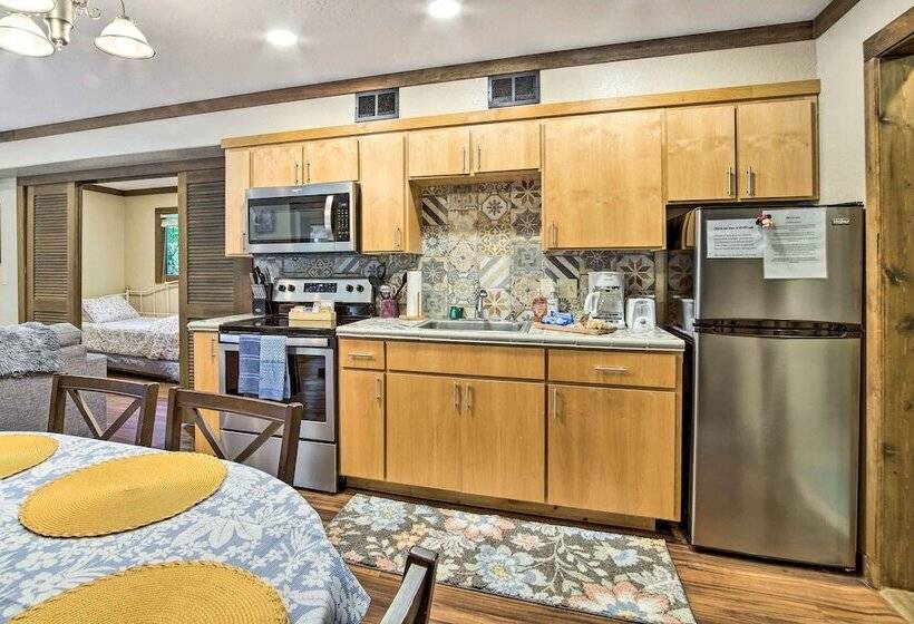 Coos Bay Cottage W/ Fireplace & Bbq Patio!