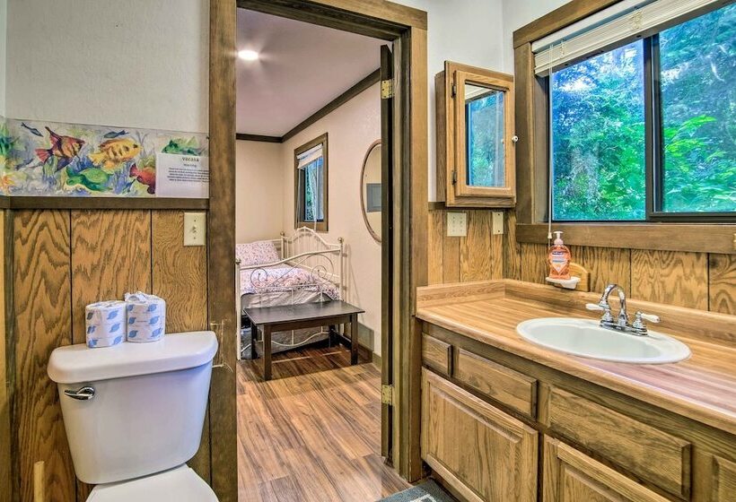 Coos Bay Cottage W/ Fireplace & Bbq Patio!