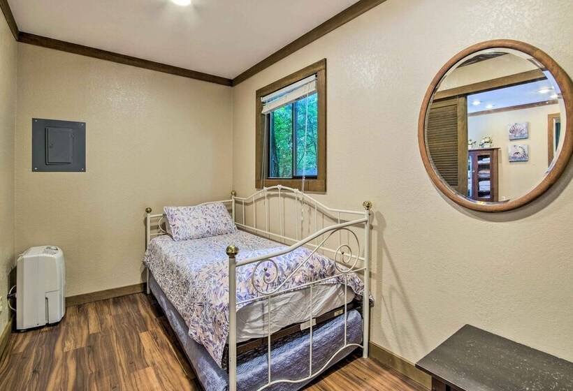 Coos Bay Cottage W/ Fireplace & Bbq Patio!