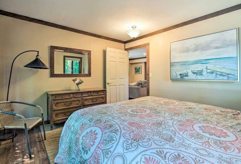 Coos Bay Cottage W/ Fireplace & Bbq Patio!