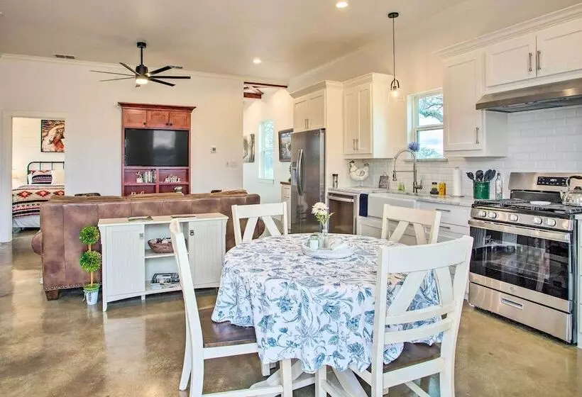 Dog Friendly Texas Ranch W/ Patio, Horses On Site