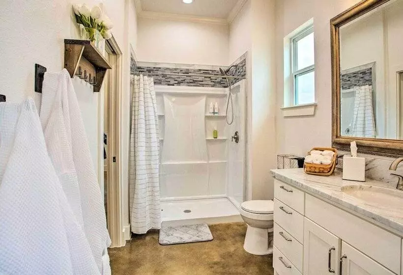 Dog Friendly Texas Ranch W/ Patio, Horses On Site