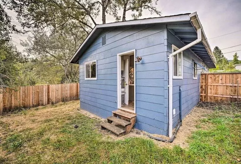 Cozy Roseburg Home W/ Fire Pit + Gas Grill!
