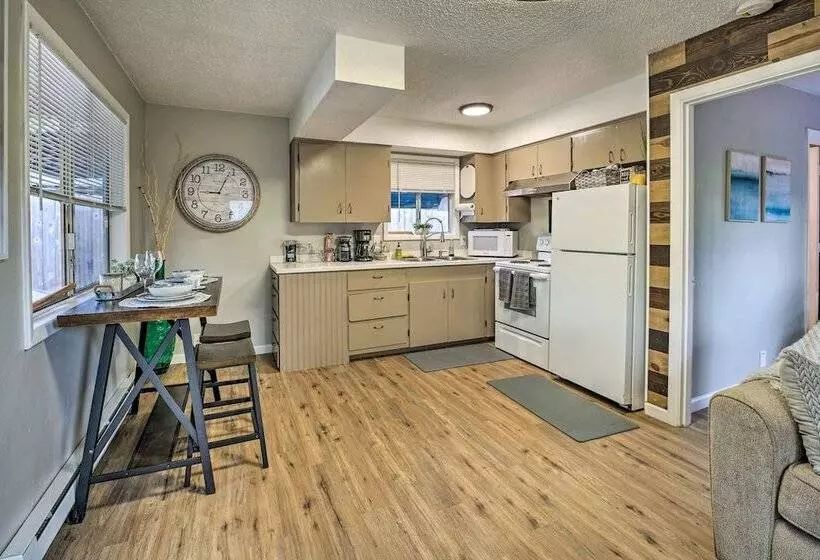 Cozy Roseburg Home W/ Fire Pit + Gas Grill!