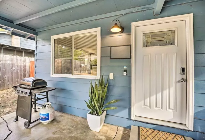 Cozy Roseburg Home W/ Fire Pit + Gas Grill!