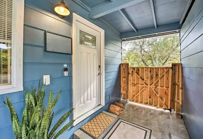 Cozy Roseburg Home W/ Fire Pit + Gas Grill!