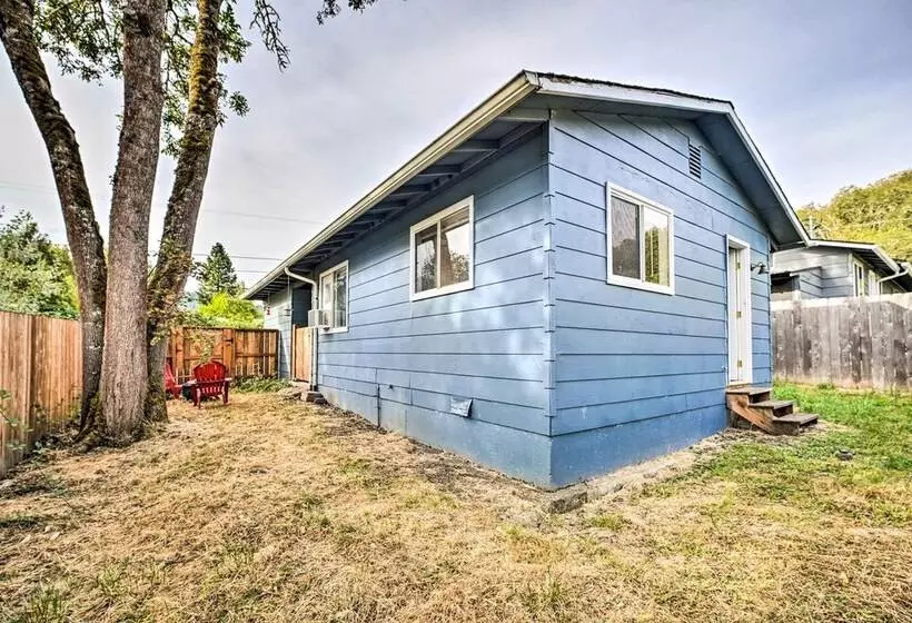 Cozy Roseburg Home W/ Fire Pit + Gas Grill!