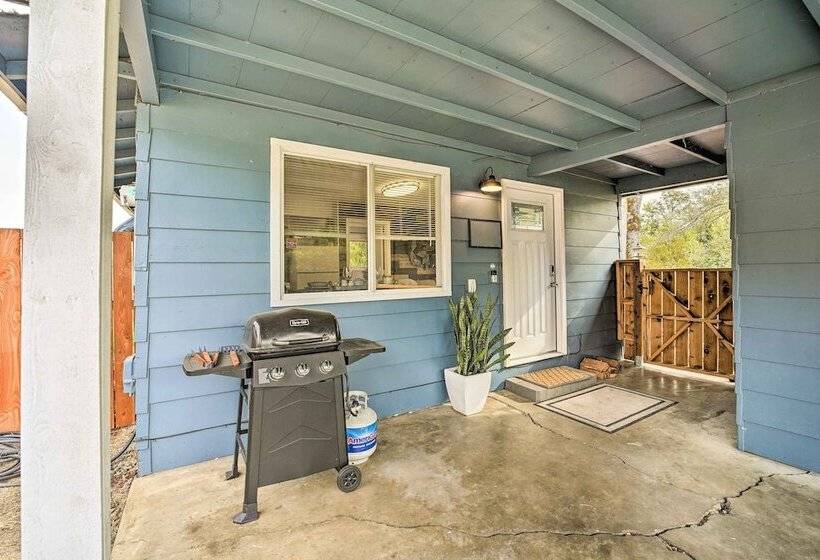 Cozy Roseburg Home W/ Fire Pit + Gas Grill!