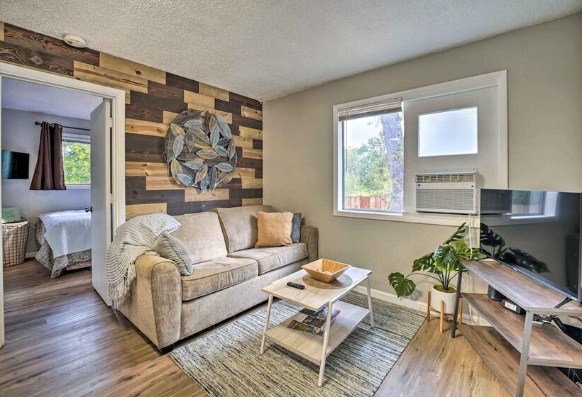 Cozy Roseburg Home W/ Fire Pit + Gas Grill!